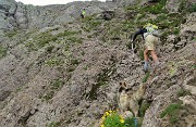 60 Si sale su senterio pietroso e roccette